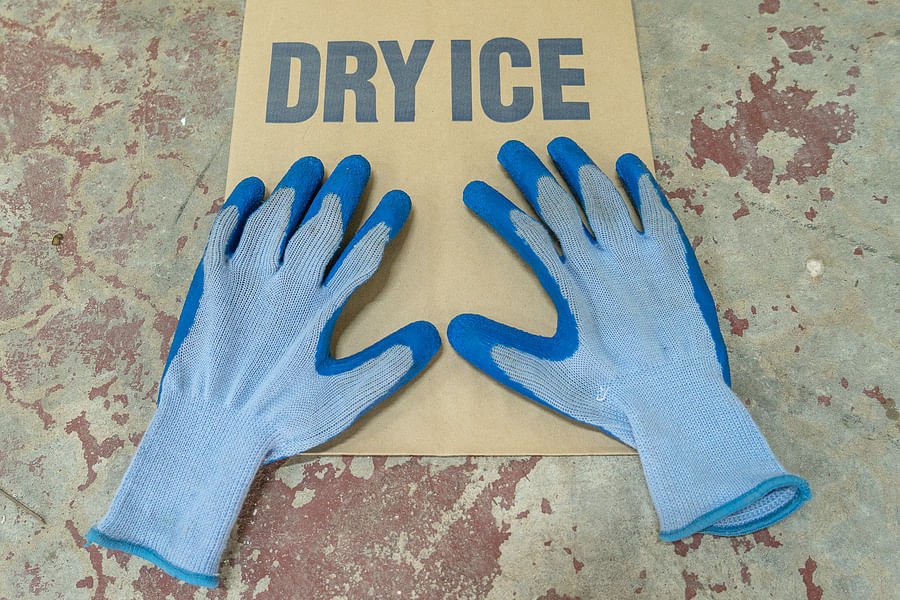 insulated gloves for dry ice handling